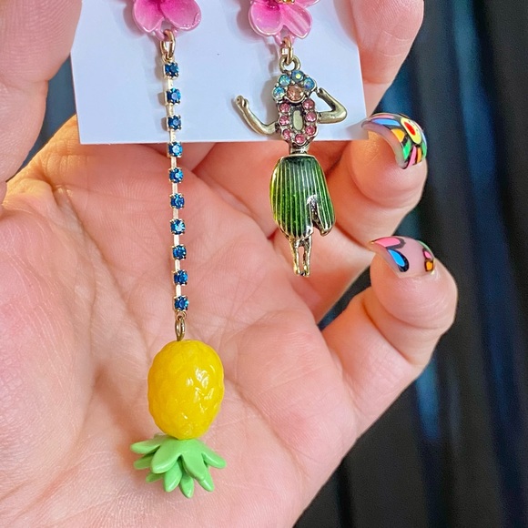 🦖BETSEY JOHNSON EARRINGS - Picture 2 of 3